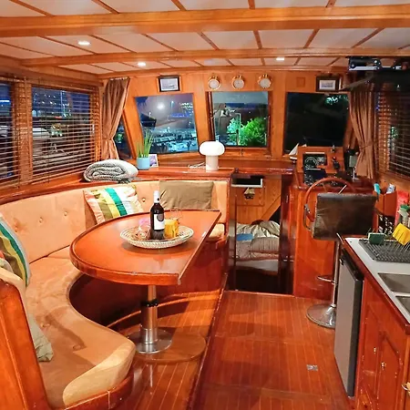 Motorjacht At Ease Hotel en barco *