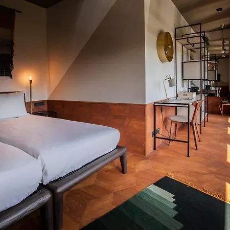 V Fizeaustraat Hotel 4*