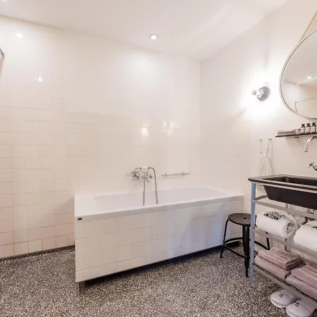 Hotel V Nesplein 4*