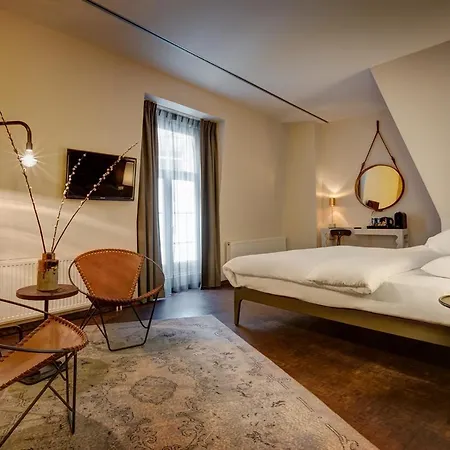 V Nesplein 4*