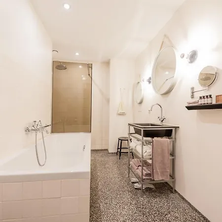 V Nesplein Hotel 4*