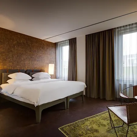 Hotel V Nesplein 4*