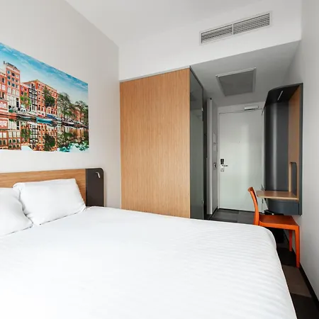 Easyhotel Arena Boulevard מלון