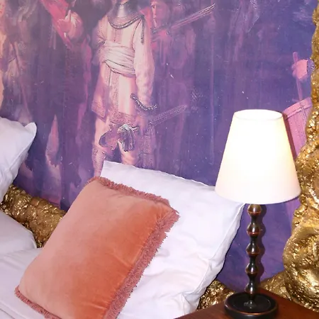 מלון Rosalia's Menagerie Cocktail Bar & Innupstairs 3*