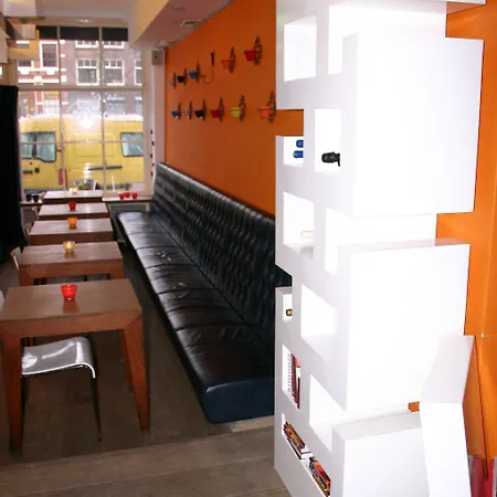 מלון Rosalia's Menagerie Cocktail Bar & Innupstairs 3*