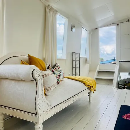 The Island Houseboat Bateau-hôtel *