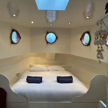 Woonboot Josja Homestay