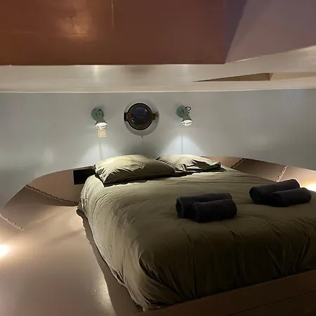 Woonboot Josja Homestay *