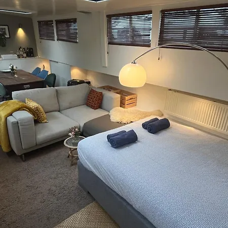 Homestay Woonboot Josja