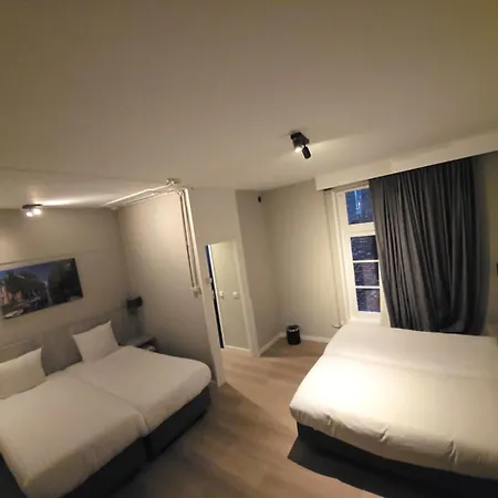 Crown Hotel *