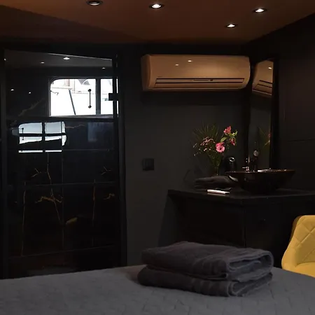 Euphrate Houseboat Botel