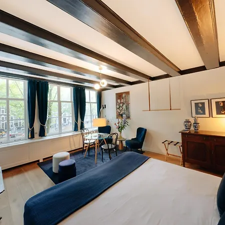 1637: Historic Canal View Guest house Amsterdam