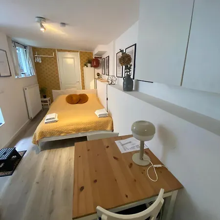 Tiny Cozy Canalhouse Bed & Breakfast *