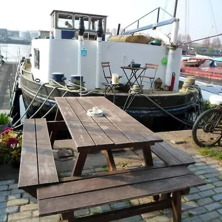 Houseboat Captain's Quarters In Harbour Botel