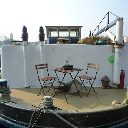 Houseboat Captain's Quarters In Harbour Botel