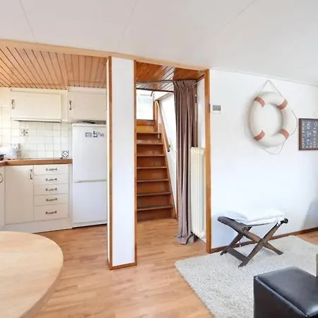 Houseboat Captain's Quarters In Harbour Botel *