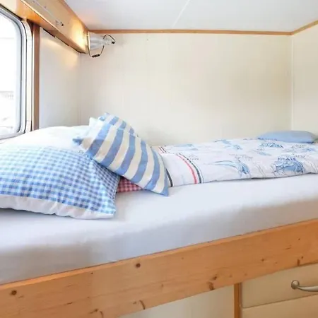 Houseboat Captain's Quarters In Harbour Botel Amsterdam