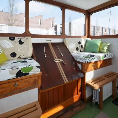 Houseboat Captain's Quarters In Harbour Botel Amsterdam