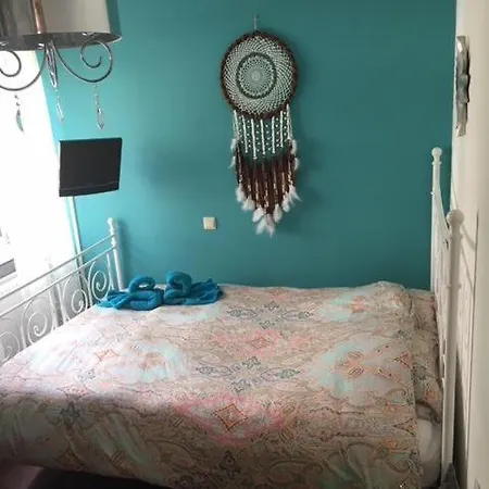 Anna's Houseboat Bed & Breakfast *