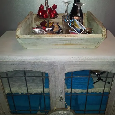 Anna's Houseboat Bed & Breakfast *