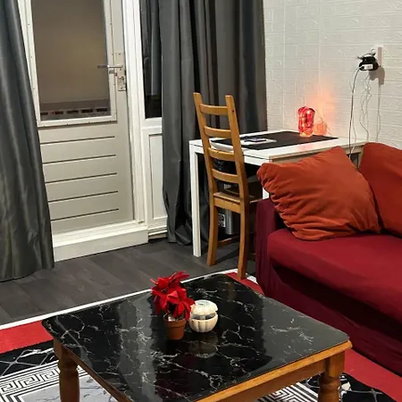 Entire In A Shared In Noord Close To The Center Station Apartment