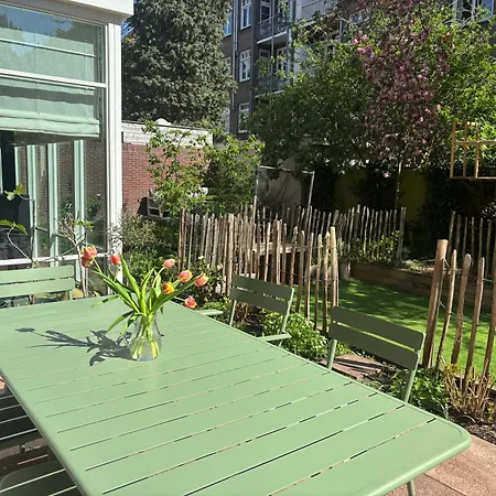 Spacious With Garden In Centre *