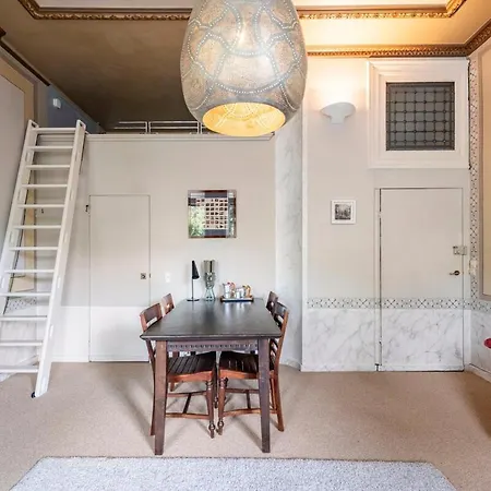 Beautiful & Well-located Canal Apartament