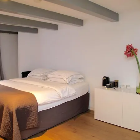 Bed & Breakfast Sleep In *