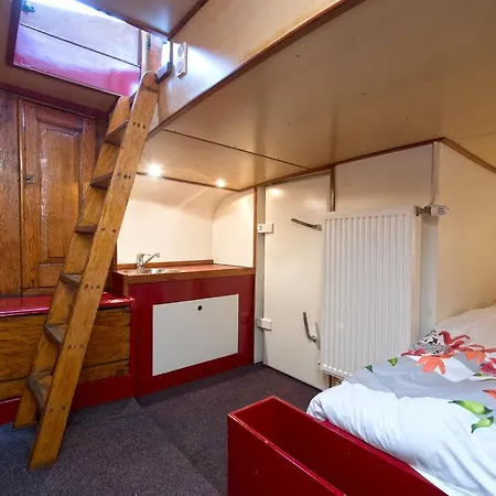 Botel The Red House