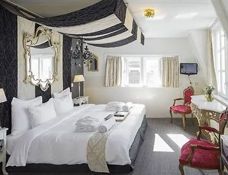 Rosalia's Menagerie Cocktail Bar & Innupstairs Hotel 3*