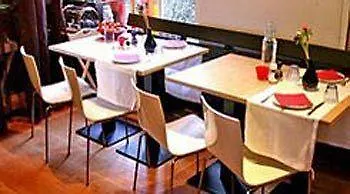 Rosalia's Menagerie Cocktail Bar & Innupstairs מלון