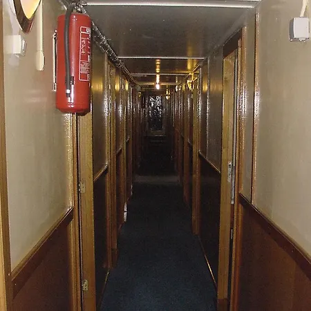 Nova Botel 2*