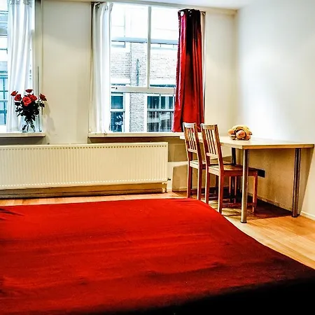Red Light Studio Apartment *