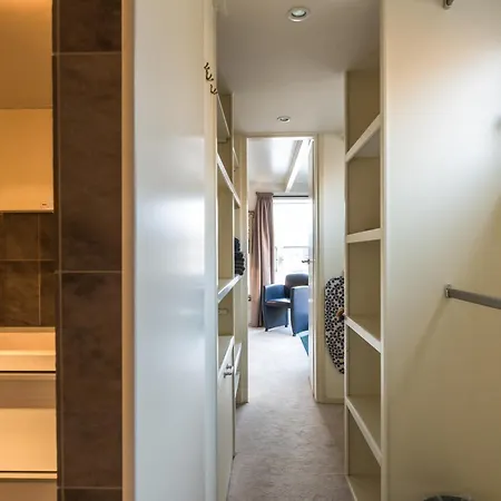 Houseboat-apartment Sumatra Ботель Амстердам