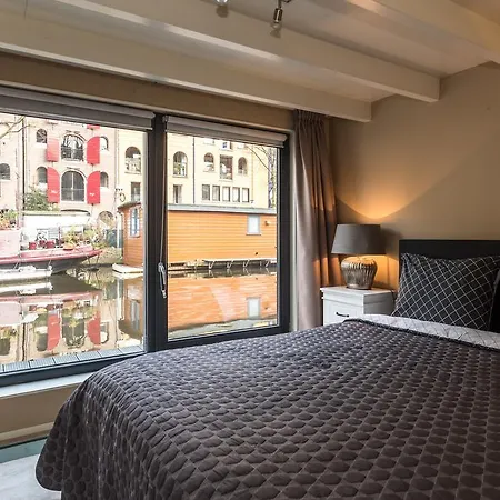 Houseboat-apartment Sumatra Amsterdam