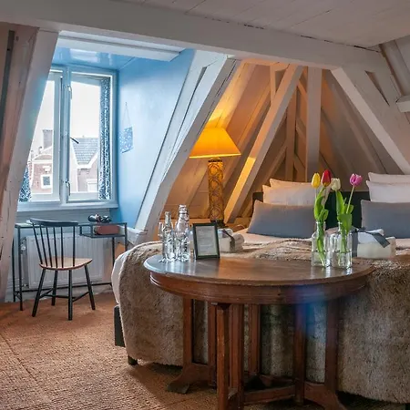 The Vanguard Bed & Breakfast 2*