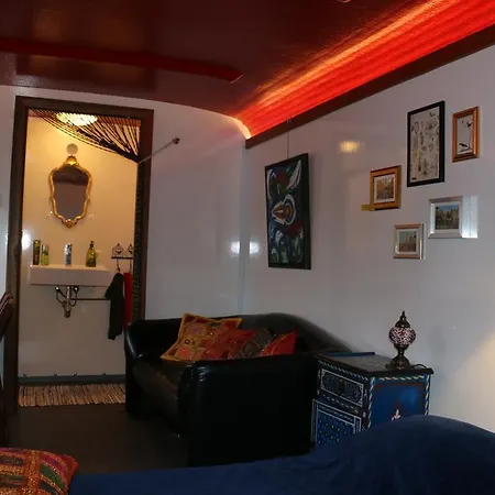 Botel The Red House *