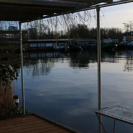 Botel The Red House