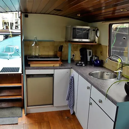 Floating Bed & Breakfast *