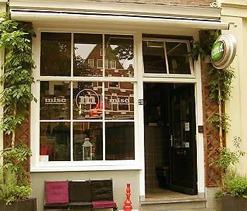 מלון Rosalia's Menagerie Cocktail Bar & Innupstairs
