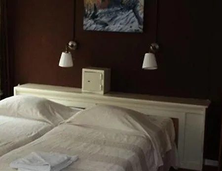 Budget Barbacan Hotel 2*