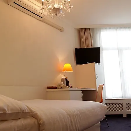 Multatuli Hotel 3*