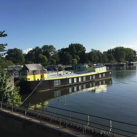 The Island Houseboat Bateau-hôtel