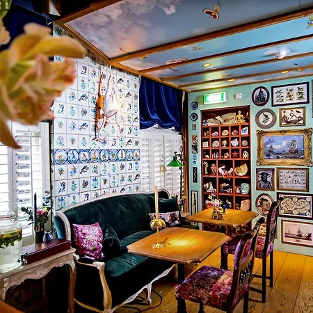 Rosalia's Menagerie Cocktail Bar & Innupstairs אמסטרדם