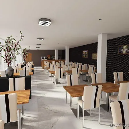 Otel King's Court 3*