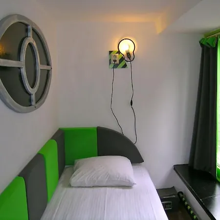 Greenhouse Effect Hotel 2*