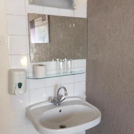 Budget Barbacan Hotel 2*