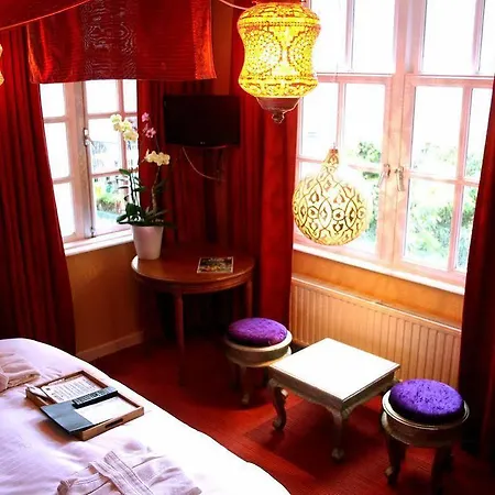 Rosalia's Menagerie Cocktail Bar & Innupstairs מלון 3*