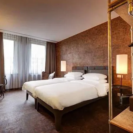 V Nesplein 4*