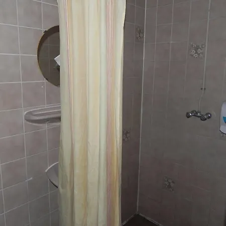 Hotel Crown *